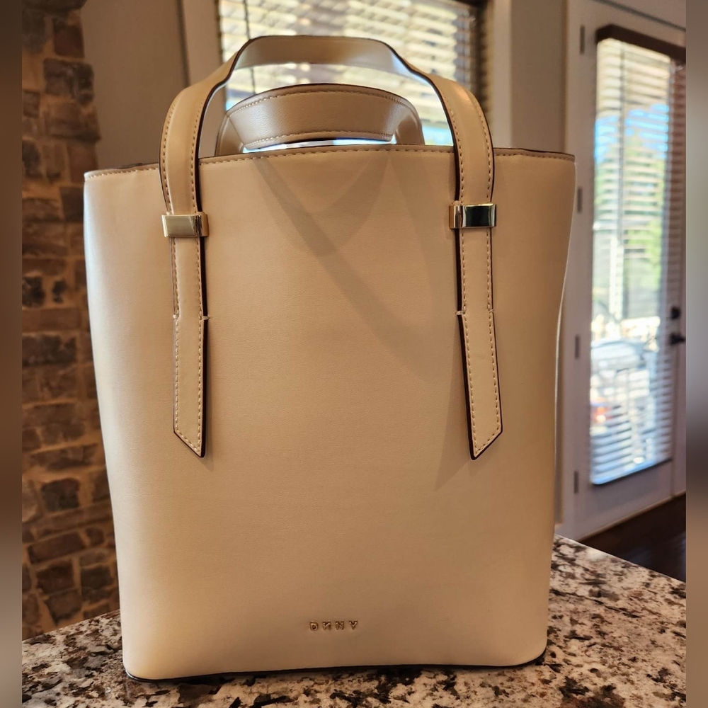 DKNY SELLY NS TOTE IVY. NWT